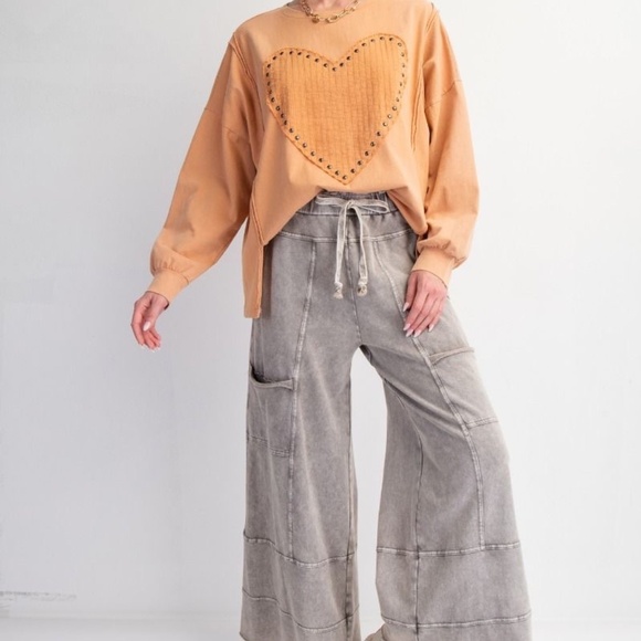 New Easel Studded Heart Patch Long Sleeve Knit Top Pullover Sweatshirt Apricot - Picture 2 of 5